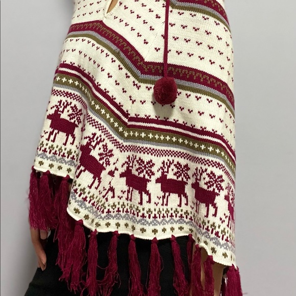 Festive Christmas Winter knit poncho - Picture 3 of 3